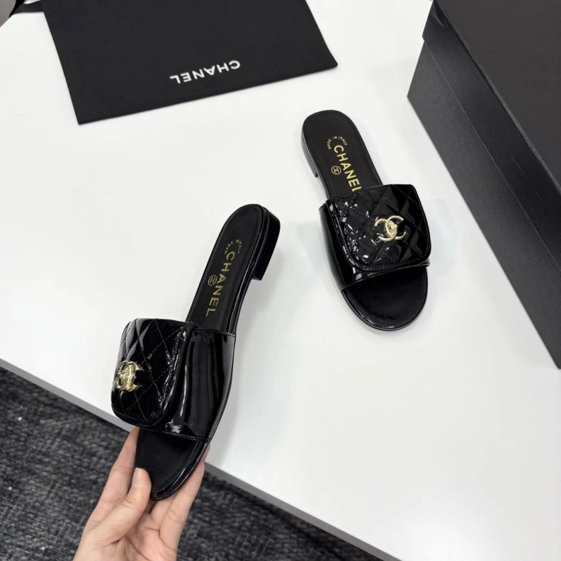 Bold Chxnxl Slippers 118841