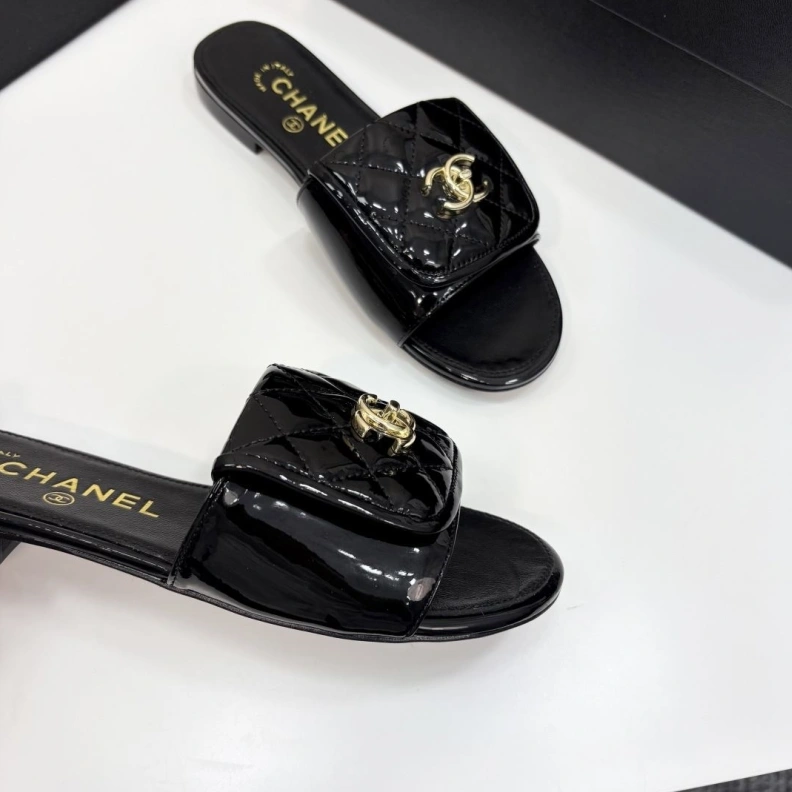 Bold Chxnxl Slippers 118841