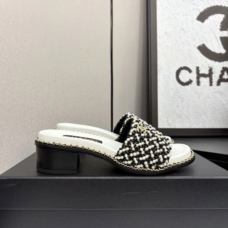 Trendsetting Chxnxl Slippers 118840