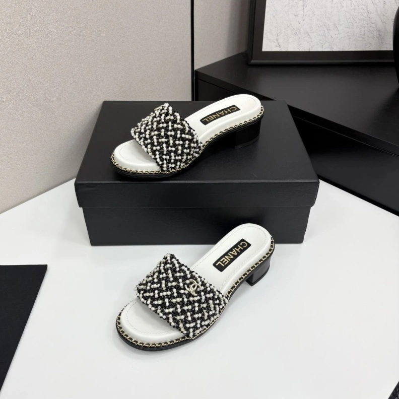 Trendsetting Chxnxl Slippers 118840