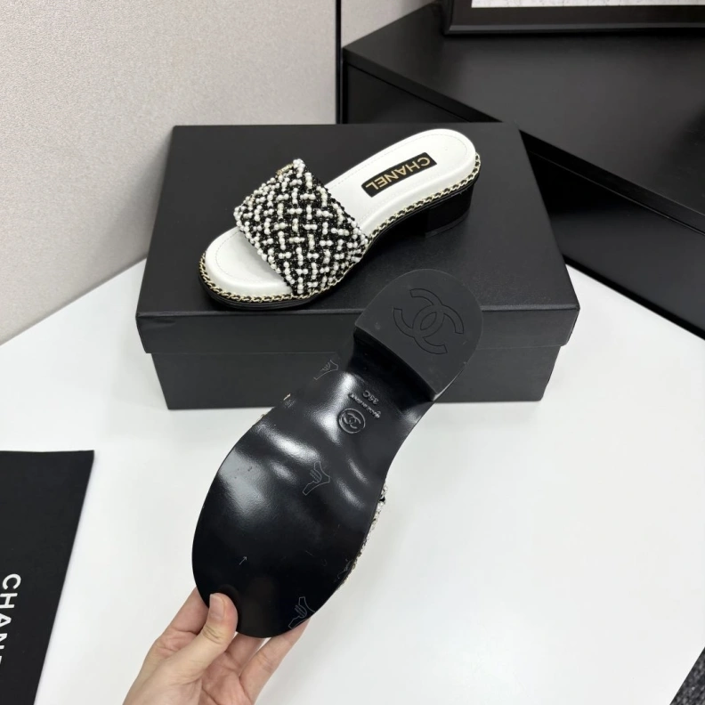 Trendsetting Chxnxl Slippers 118840