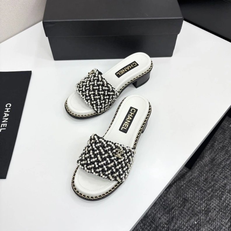 Trendsetting Chxnxl Slippers 118840
