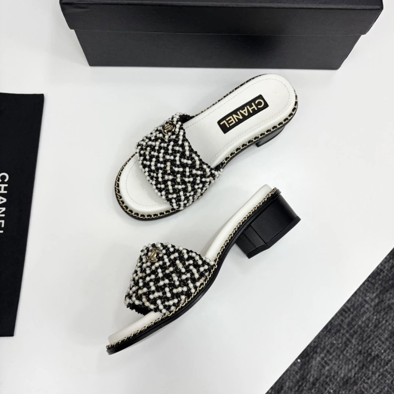 Trendsetting Chxnxl Slippers 118840