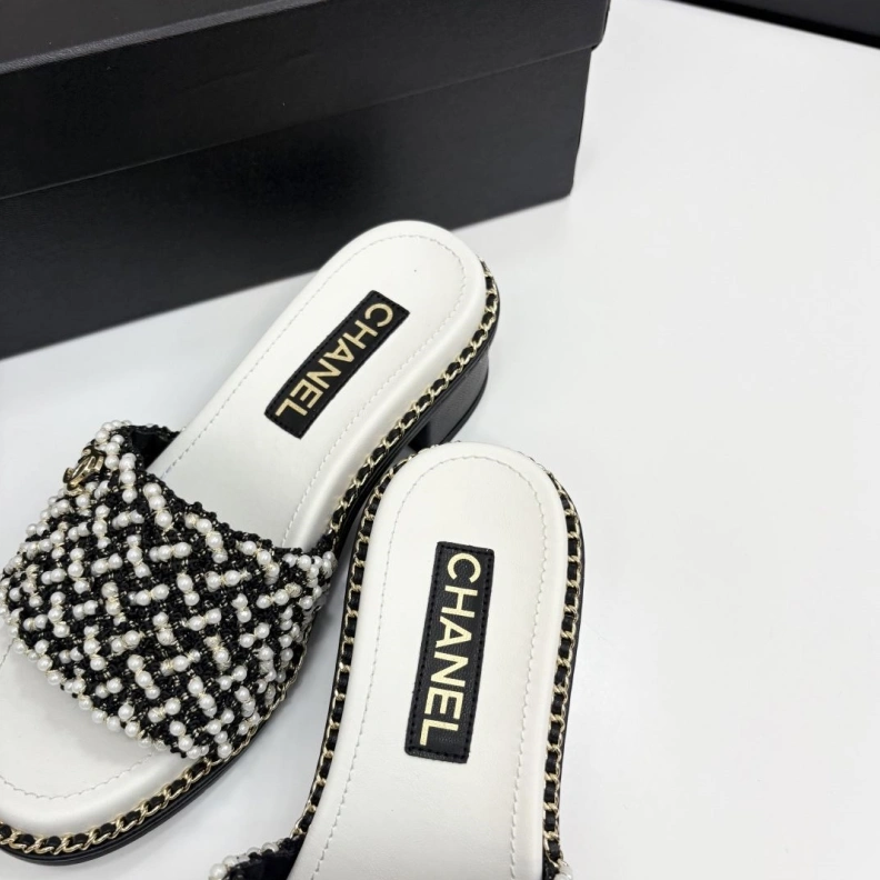Trendsetting Chxnxl Slippers 118840
