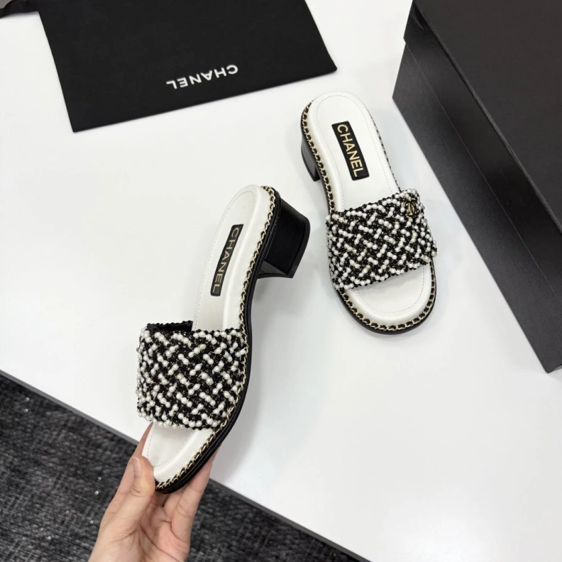 Trendsetting Chxnxl Slippers 118840