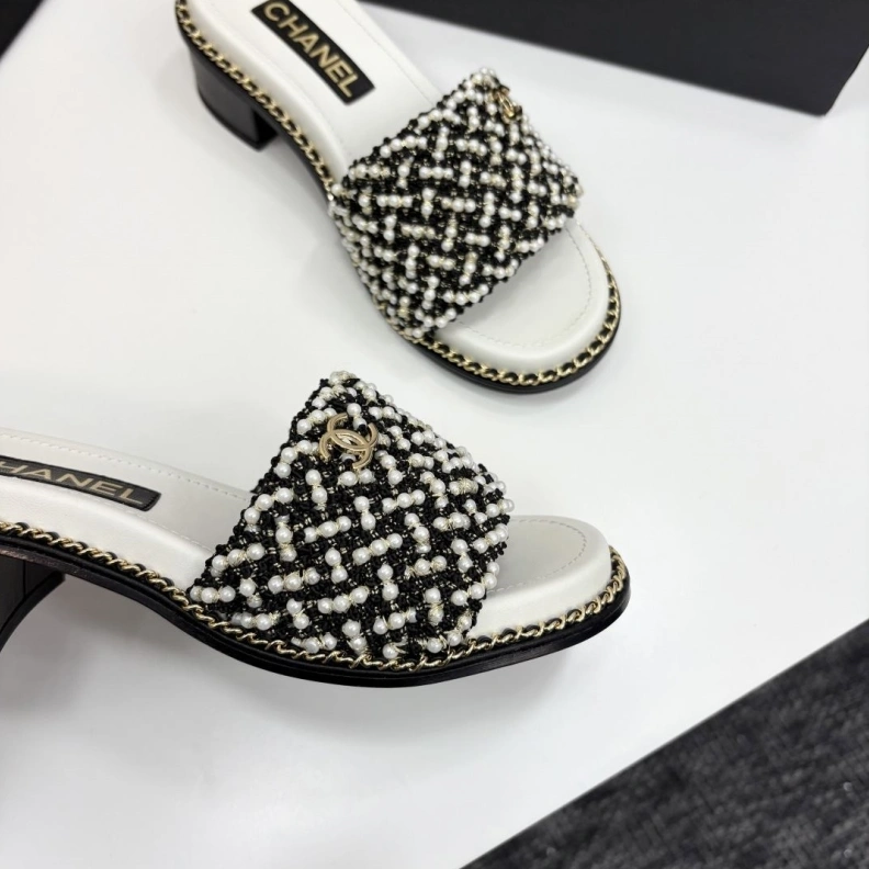 Trendsetting Chxnxl Slippers 118840