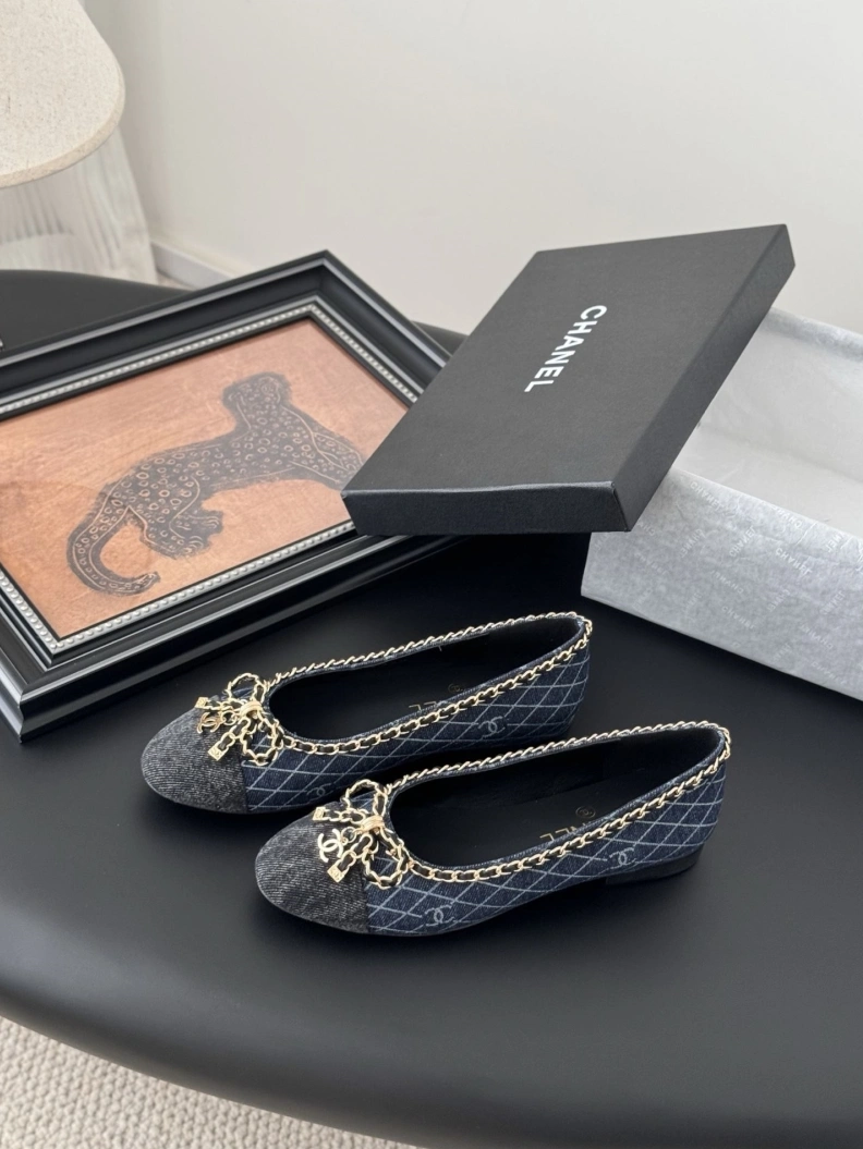 Bold Chxnxl Flat Shoes 119368
