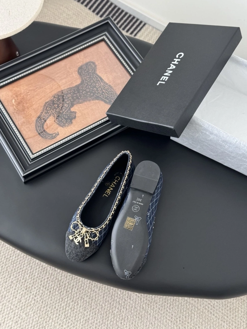 Bold Chxnxl Flat Shoes 119368