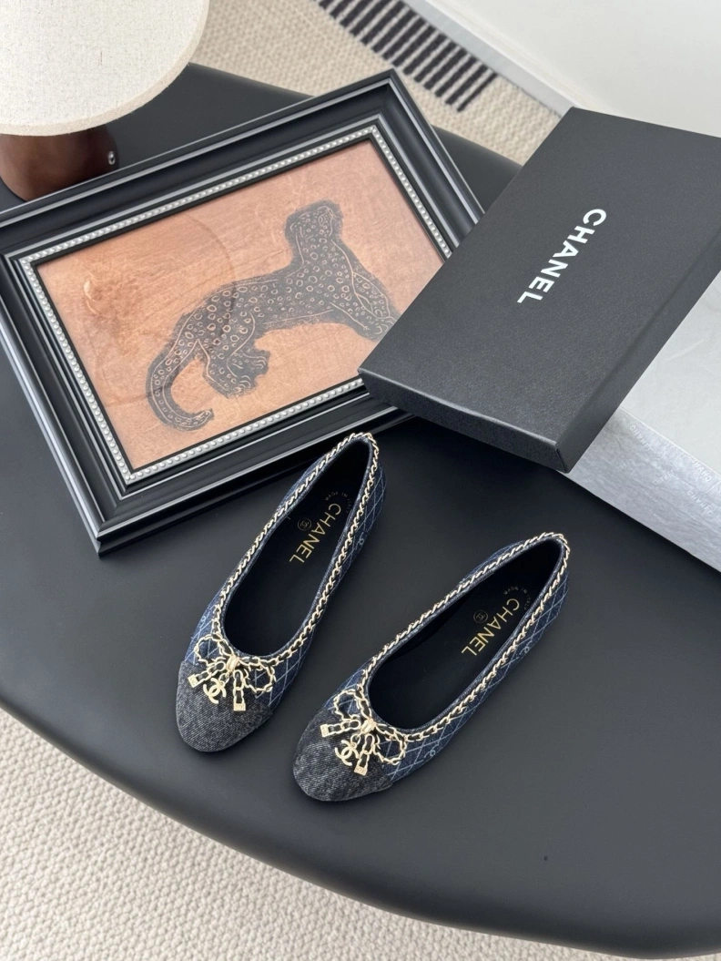 Bold Chxnxl Flat Shoes 119368
