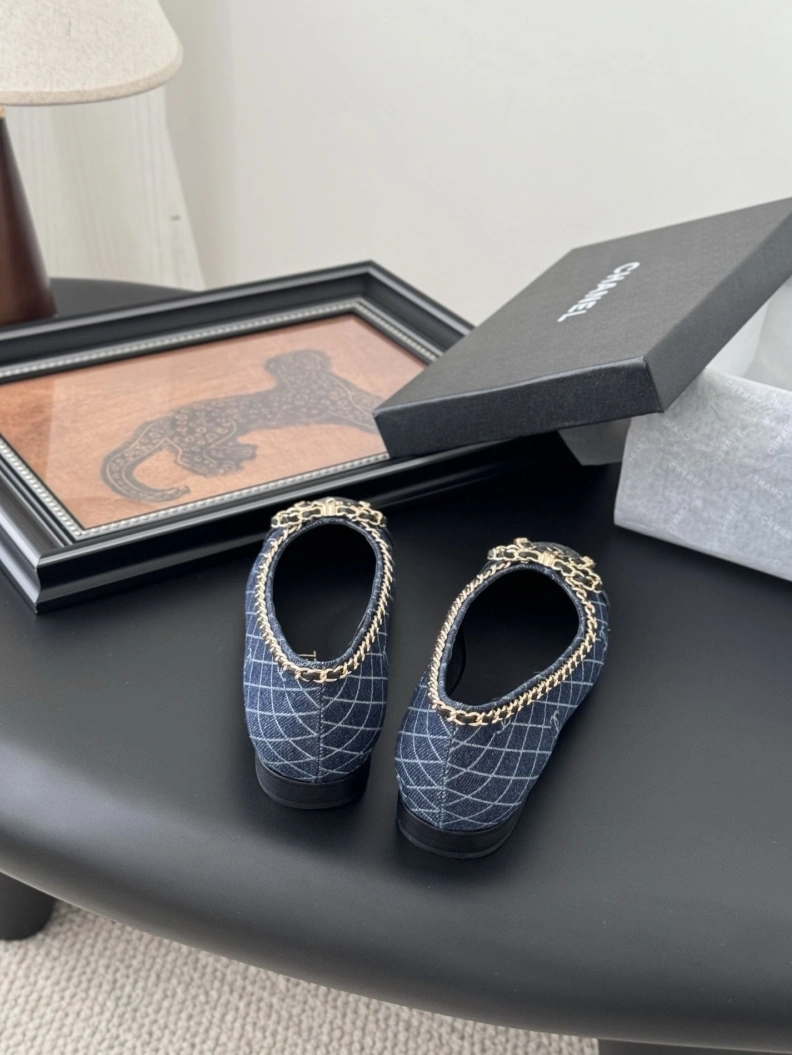 Bold Chxnxl Flat Shoes 119368