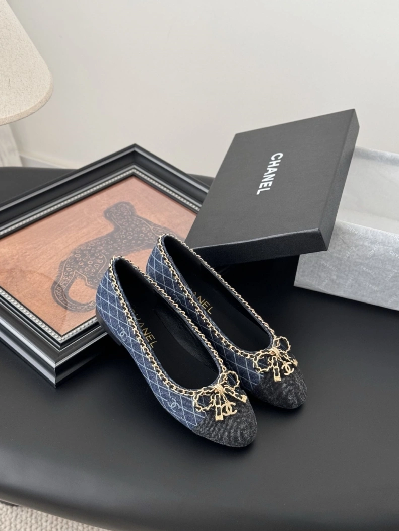 Bold Chxnxl Flat Shoes 119368