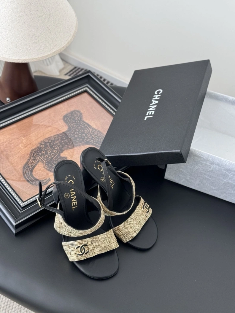 Vibrant Chxnxl Slippers 118828