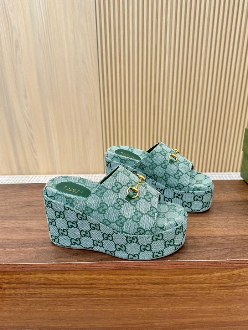 Versatile Gxccx Slippers 157017