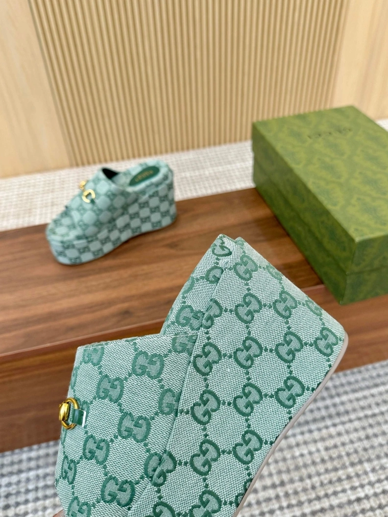 Versatile Gxccx Slippers 157017