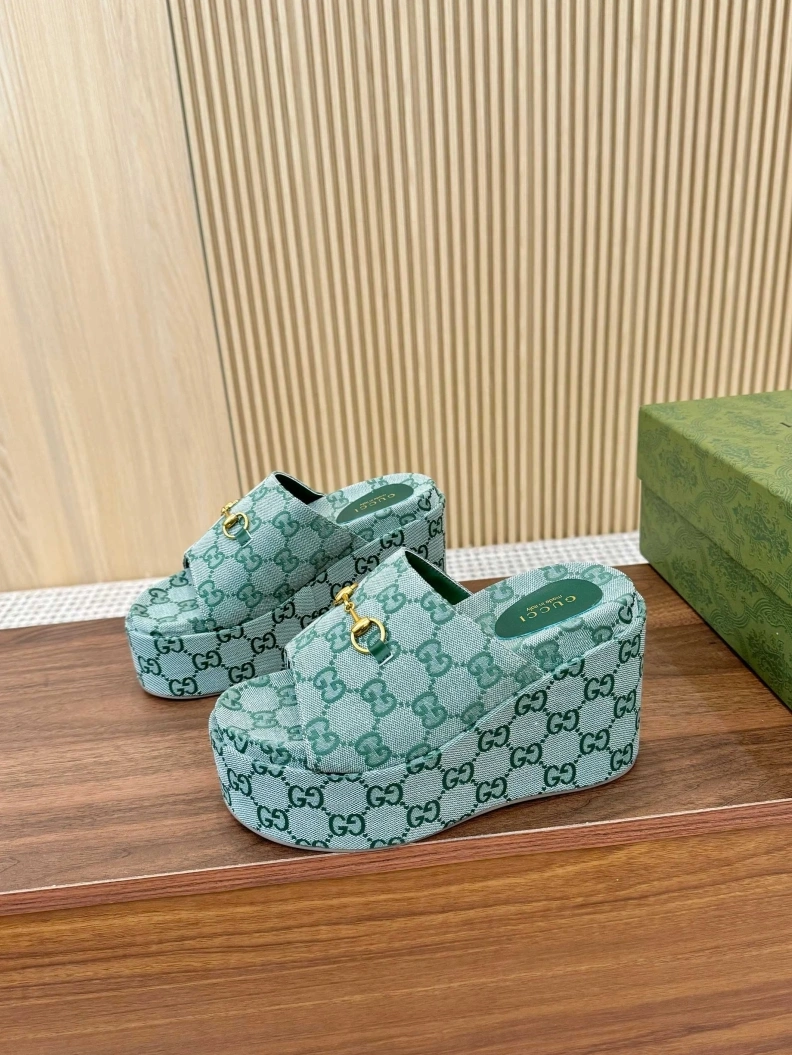 Versatile Gxccx Slippers 157017