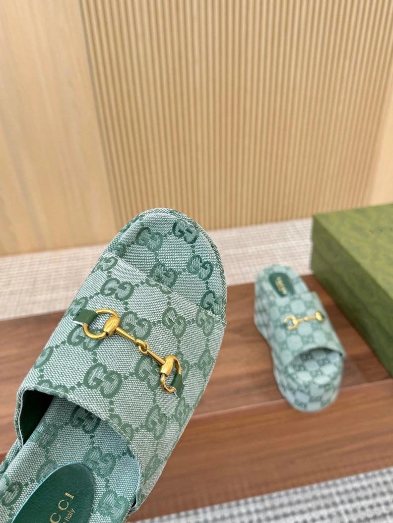 Versatile Gxccx Slippers 157017