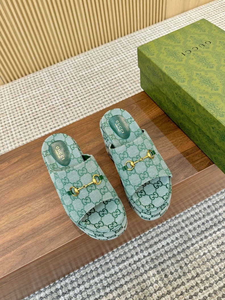 Versatile Gxccx Slippers 157017