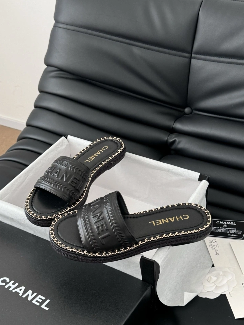 EyeCatching Chxnxl Slippers 118807