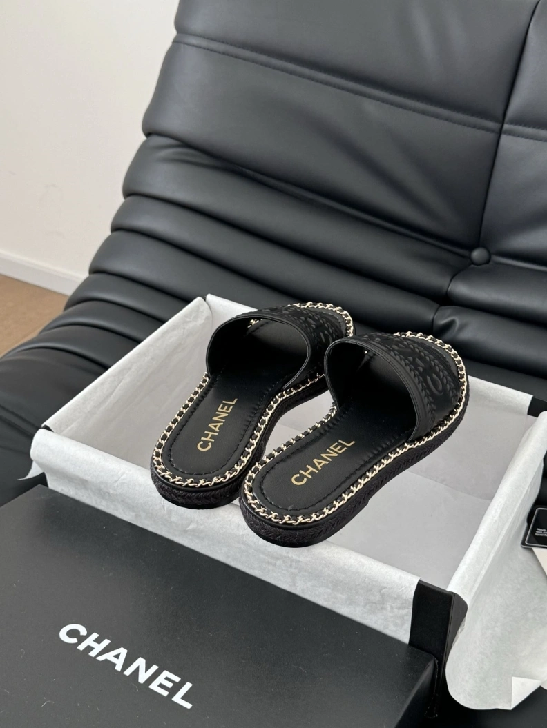 EyeCatching Chxnxl Slippers 118807