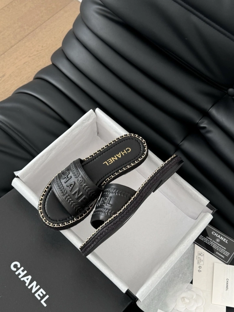 EyeCatching Chxnxl Slippers 118807