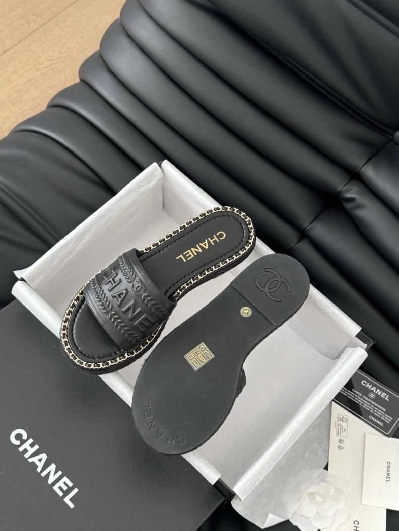 EyeCatching Chxnxl Slippers 118807