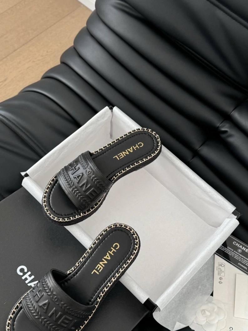 EyeCatching Chxnxl Slippers 118807