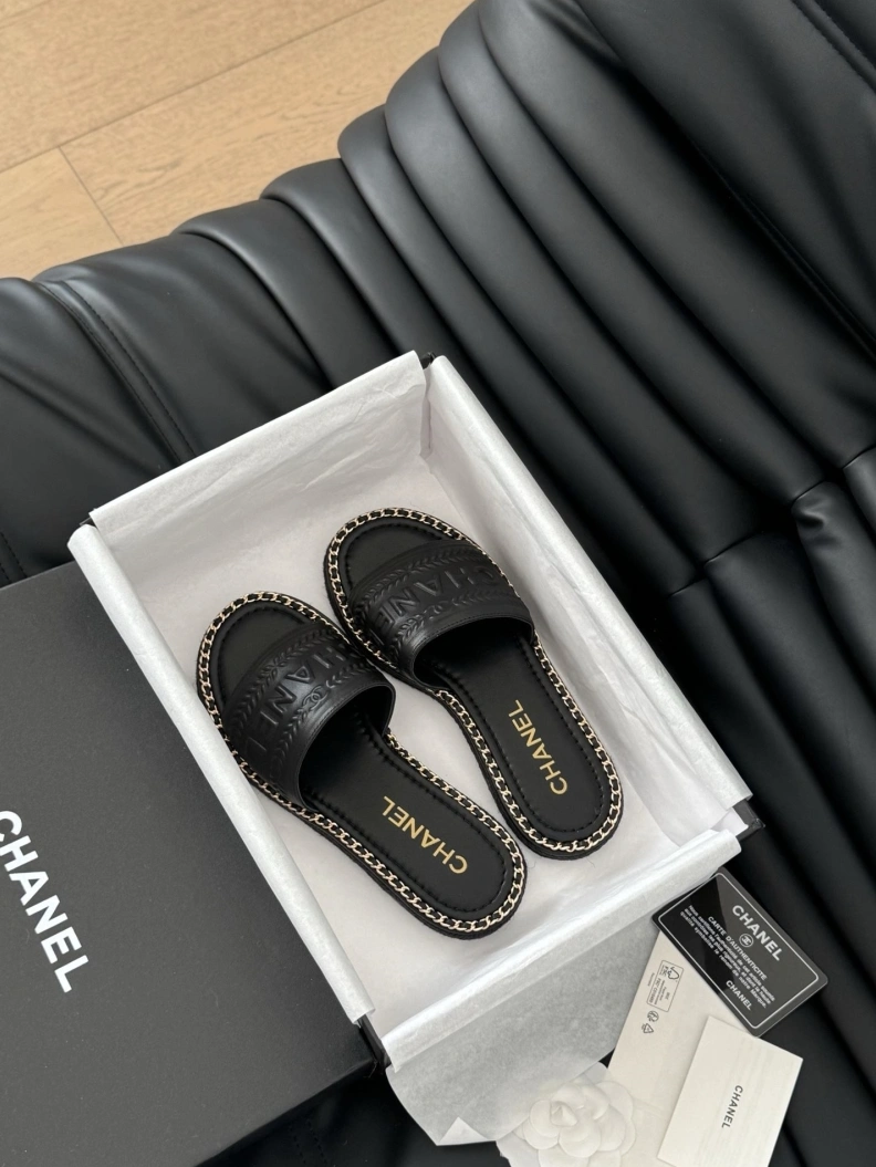 EyeCatching Chxnxl Slippers 118807