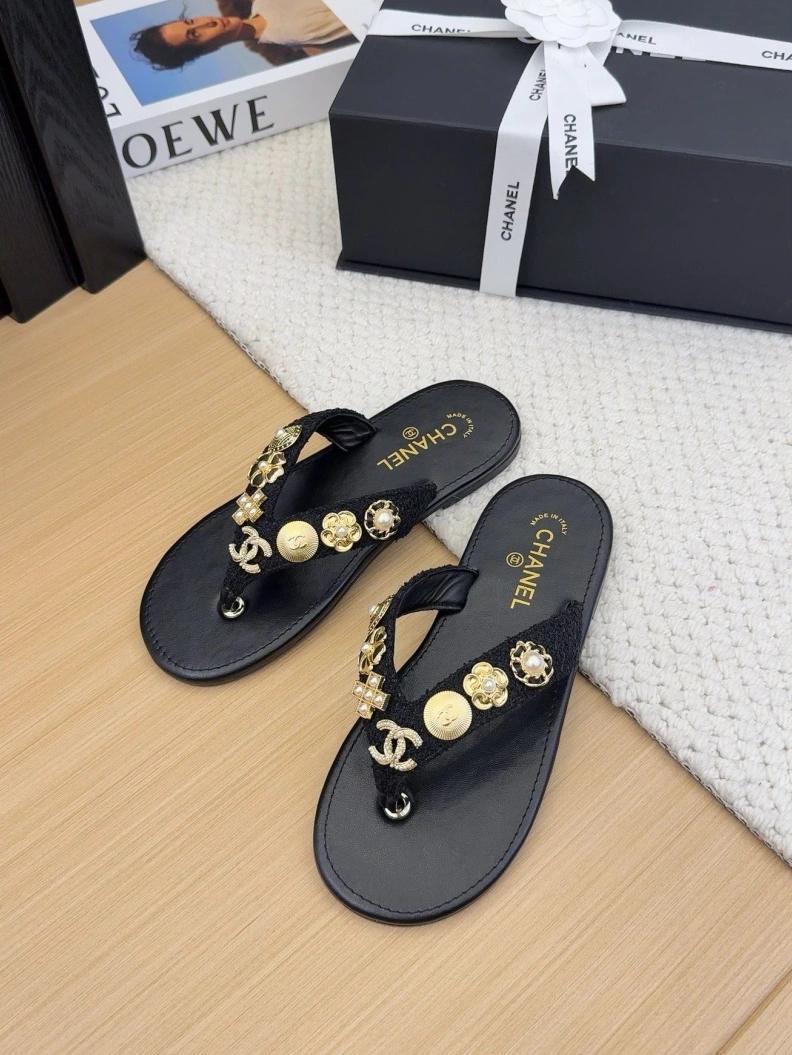 EyeCatching Chxnxl Slippers 118811