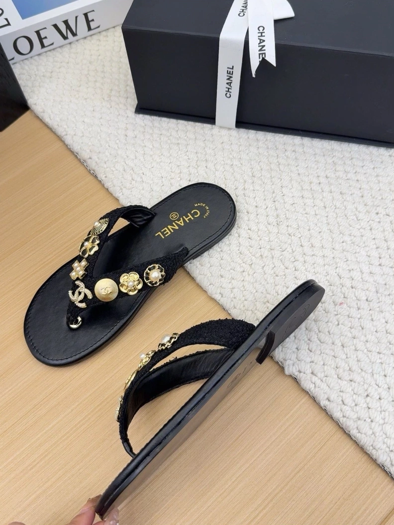 EyeCatching Chxnxl Slippers 118811