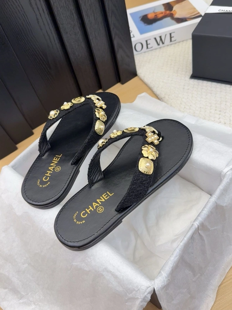 EyeCatching Chxnxl Slippers 118811