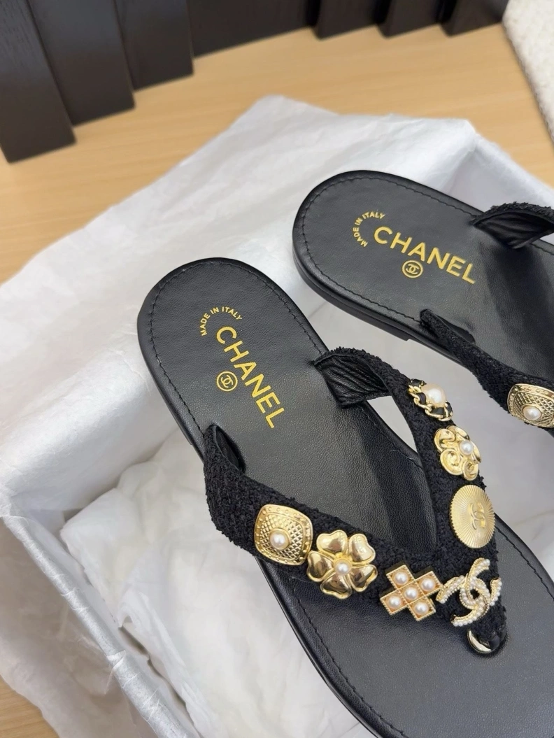 EyeCatching Chxnxl Slippers 118811