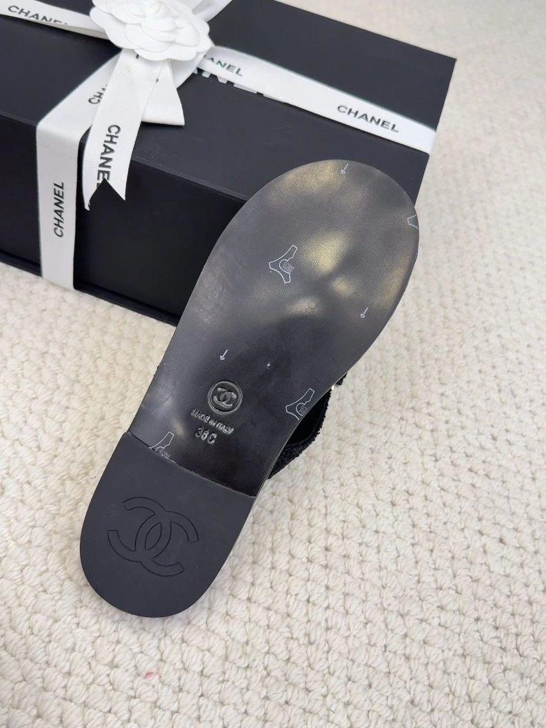 EyeCatching Chxnxl Slippers 118811