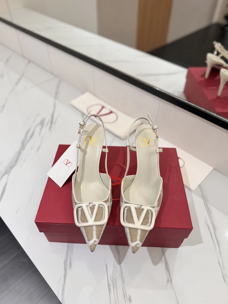 Classic Vxlxntino Sandals 229422