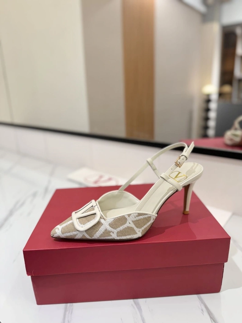 Classic Vxlxntino Sandals 229422