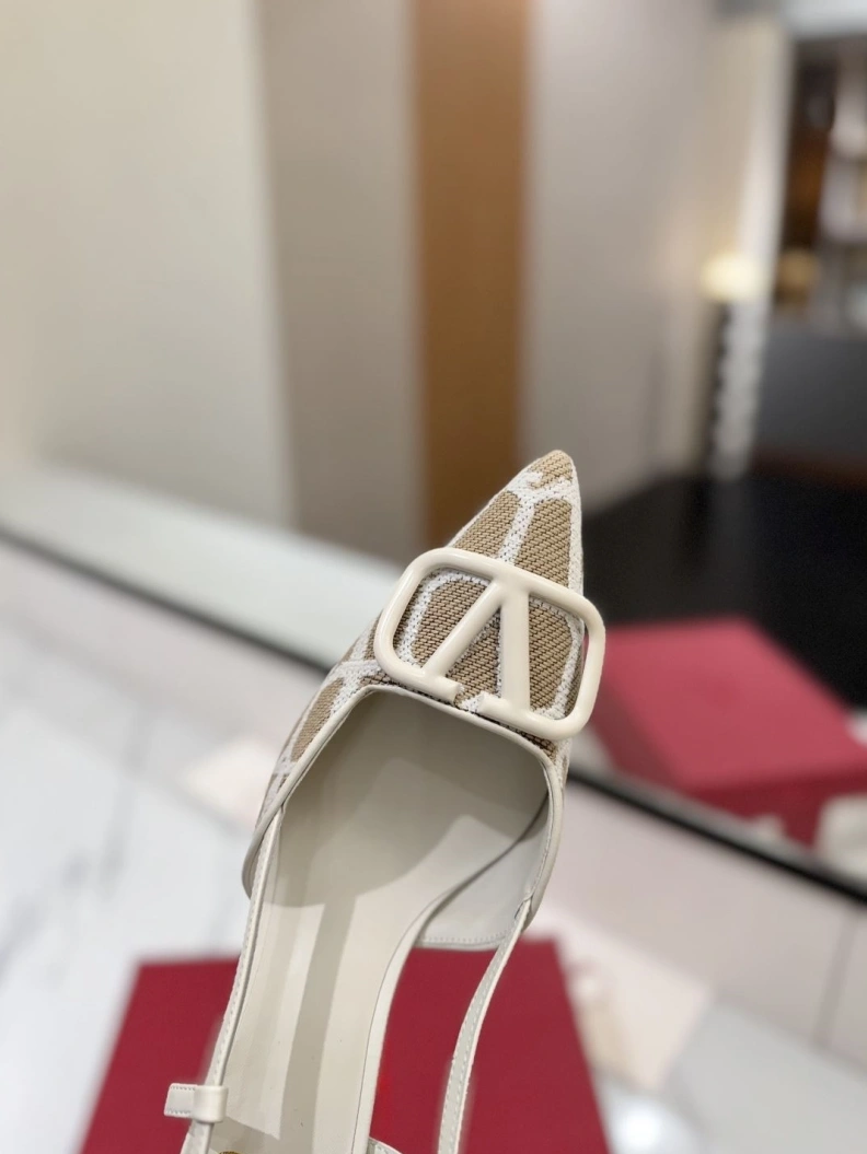 Classic Vxlxntino Sandals 229422