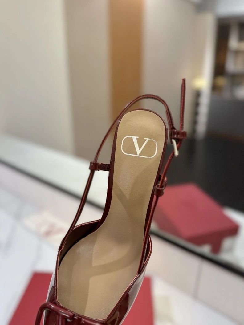 Classic Vxlxntino Sandals 229412