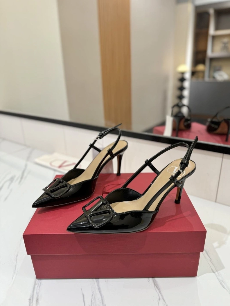 Versatile Vxlxntino Sandals 229416
