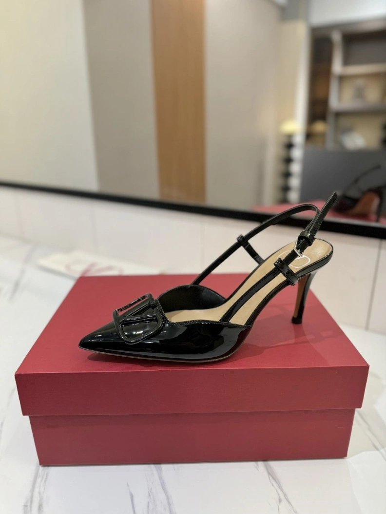Versatile Vxlxntino Sandals 229416