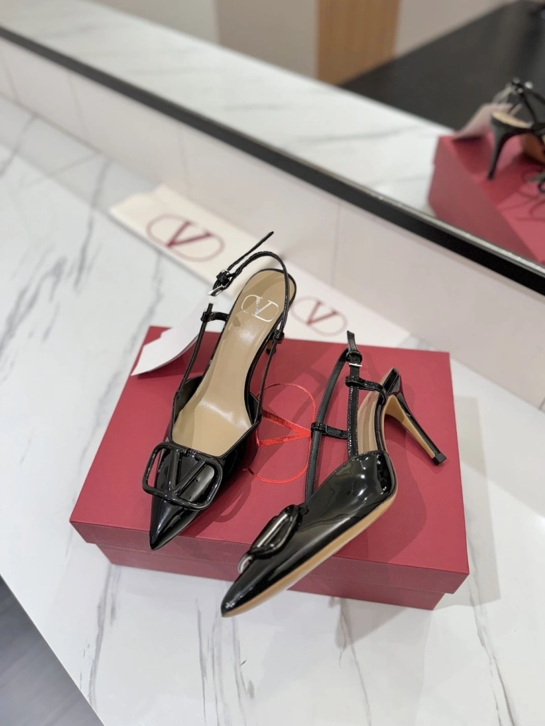 Versatile Vxlxntino Sandals 229416