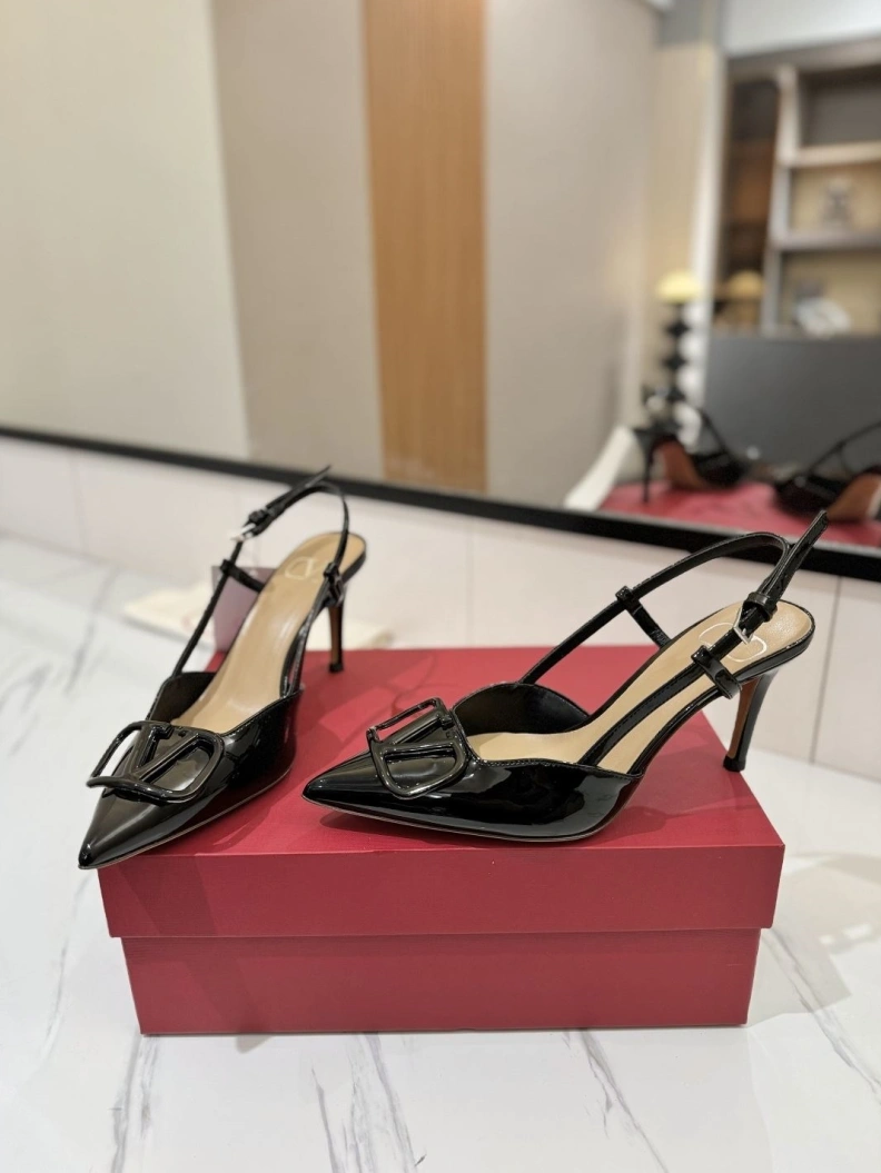 Versatile Vxlxntino Sandals 229416