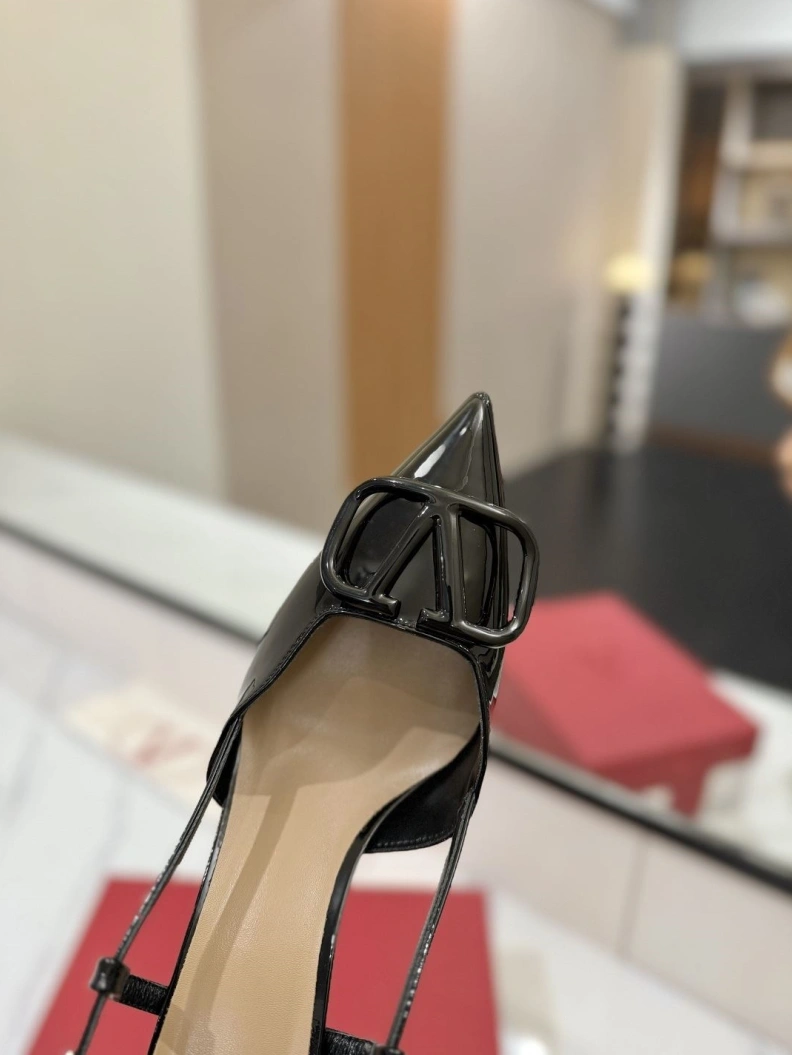 Versatile Vxlxntino Sandals 229416