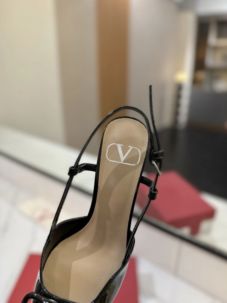 Versatile Vxlxntino Sandals 229416