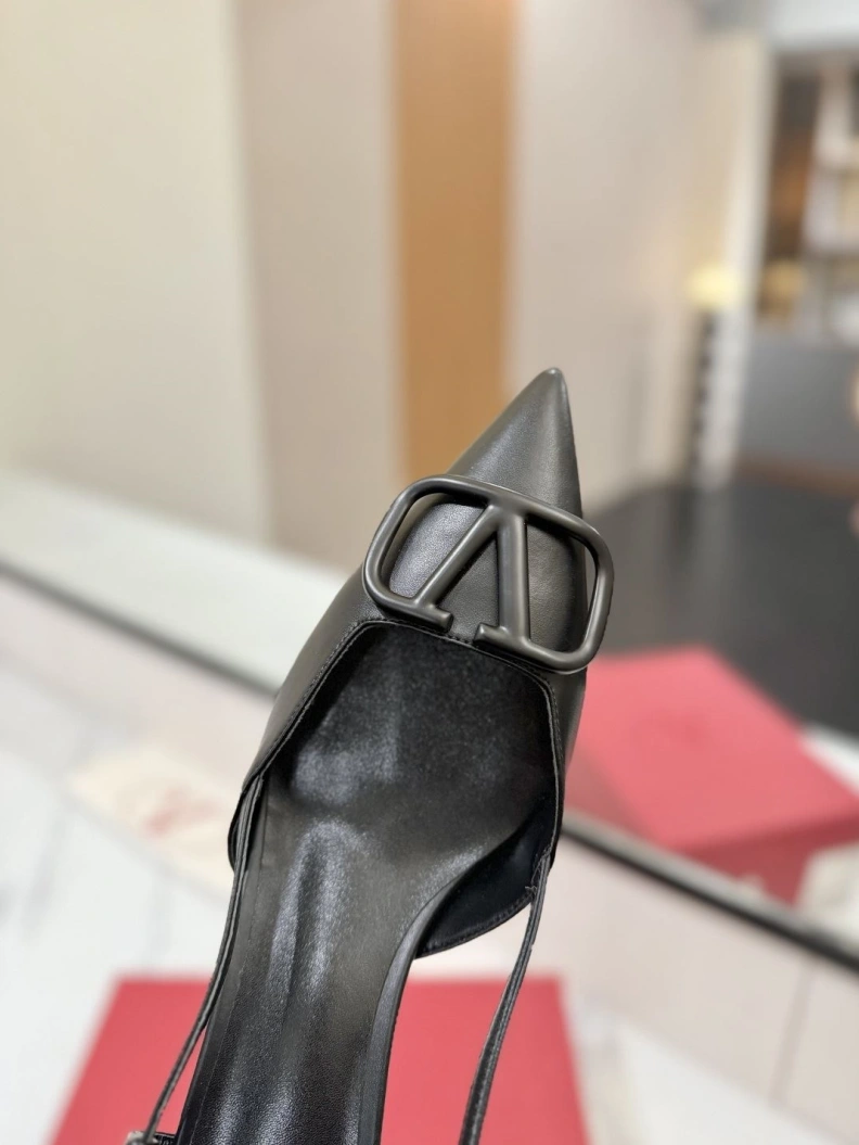 Trendsetting Vxlxntino Sandals 229386