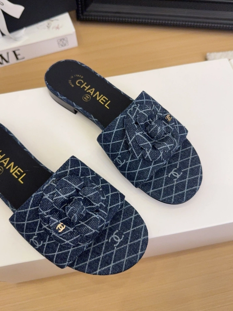GoodFit Chxnxl Slippers 118800