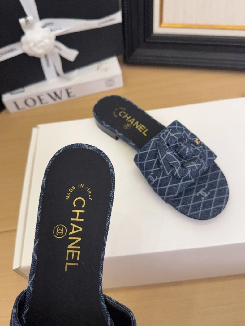 GoodFit Chxnxl Slippers 118800