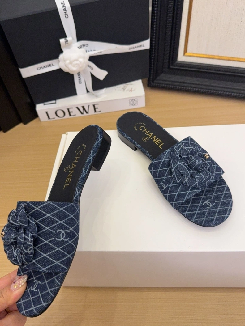 GoodFit Chxnxl Slippers 118800
