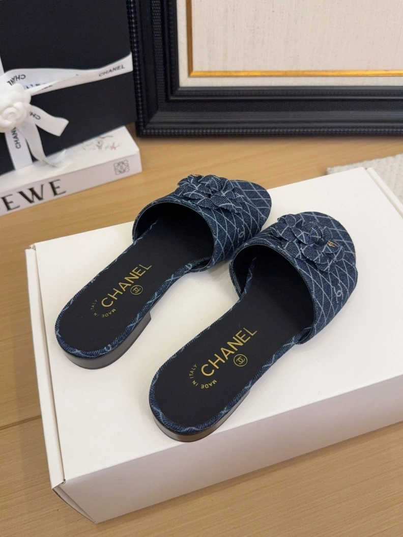 GoodFit Chxnxl Slippers 118800
