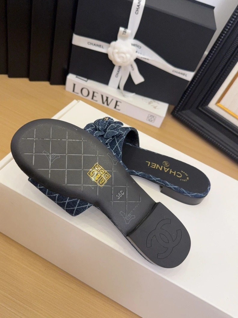 GoodFit Chxnxl Slippers 118800