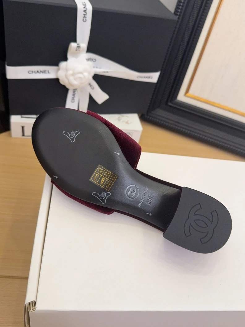 Classic Chxnxl Slippers 118791