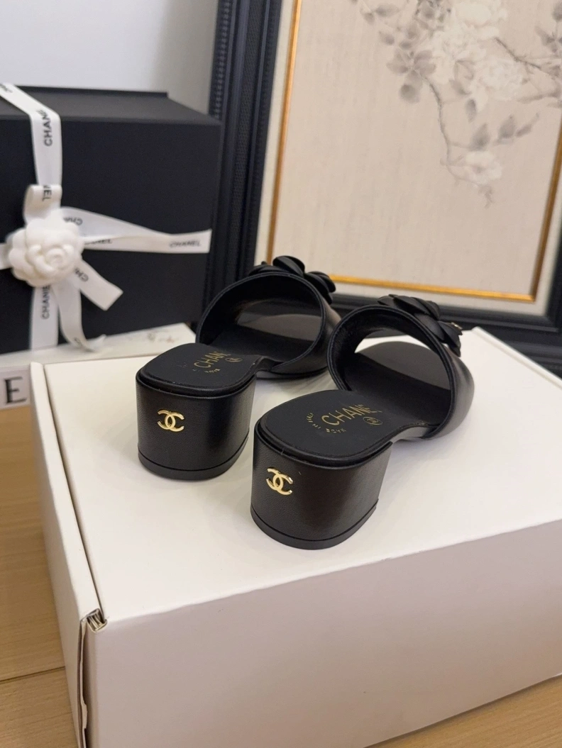 Bright Chxnxl Slippers 118788